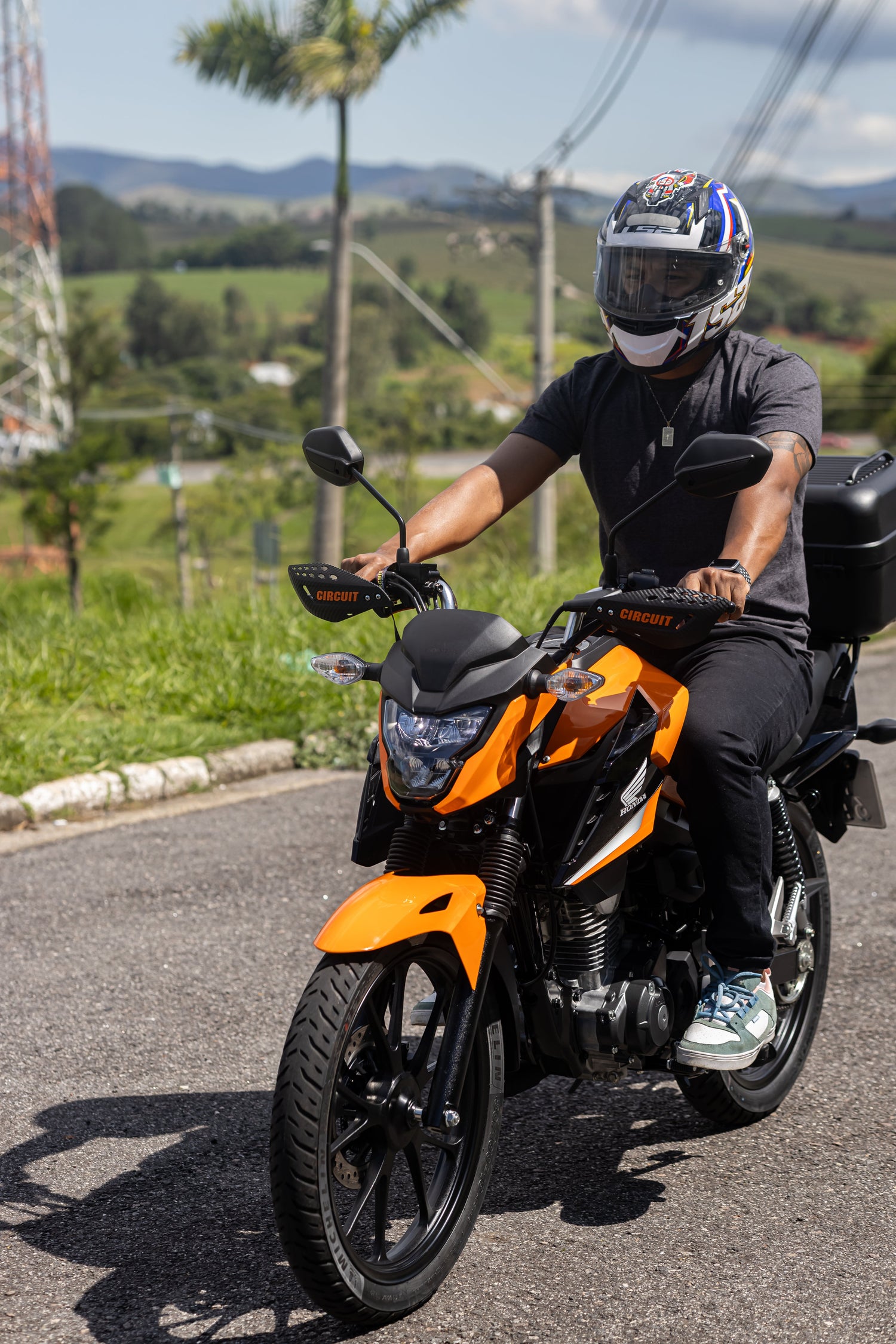 Por que Protetores de Mão São Essenciais para Pilotos: Segurança ⚔️ Desempenho ✅ e Estilo 🔥