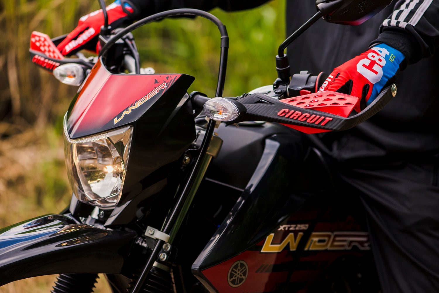 Por que o protetor de mão é essencial para sua segurança na moto? - Circuit Equipment Brasil