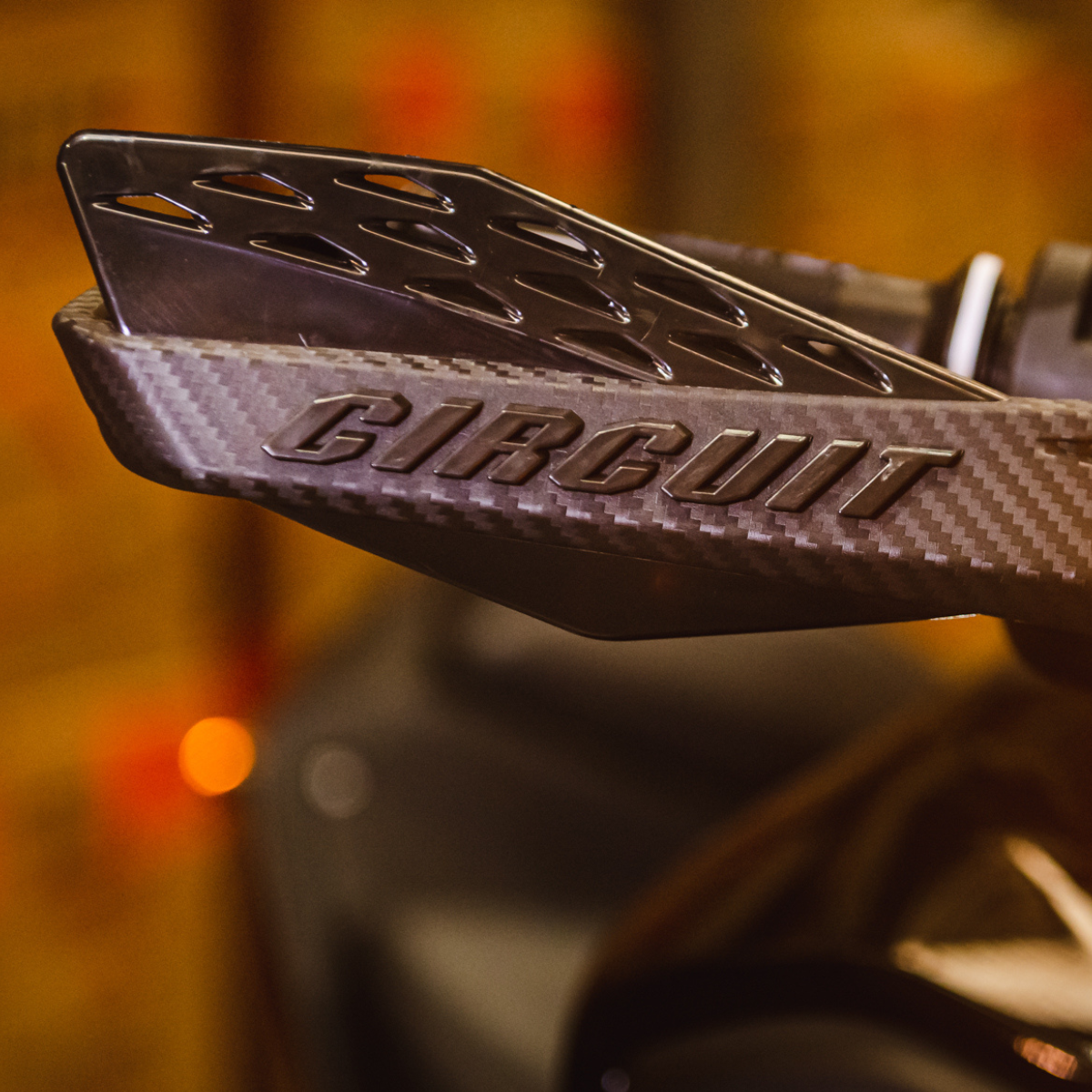 Protetor De Mão Fenix Carbon instalado