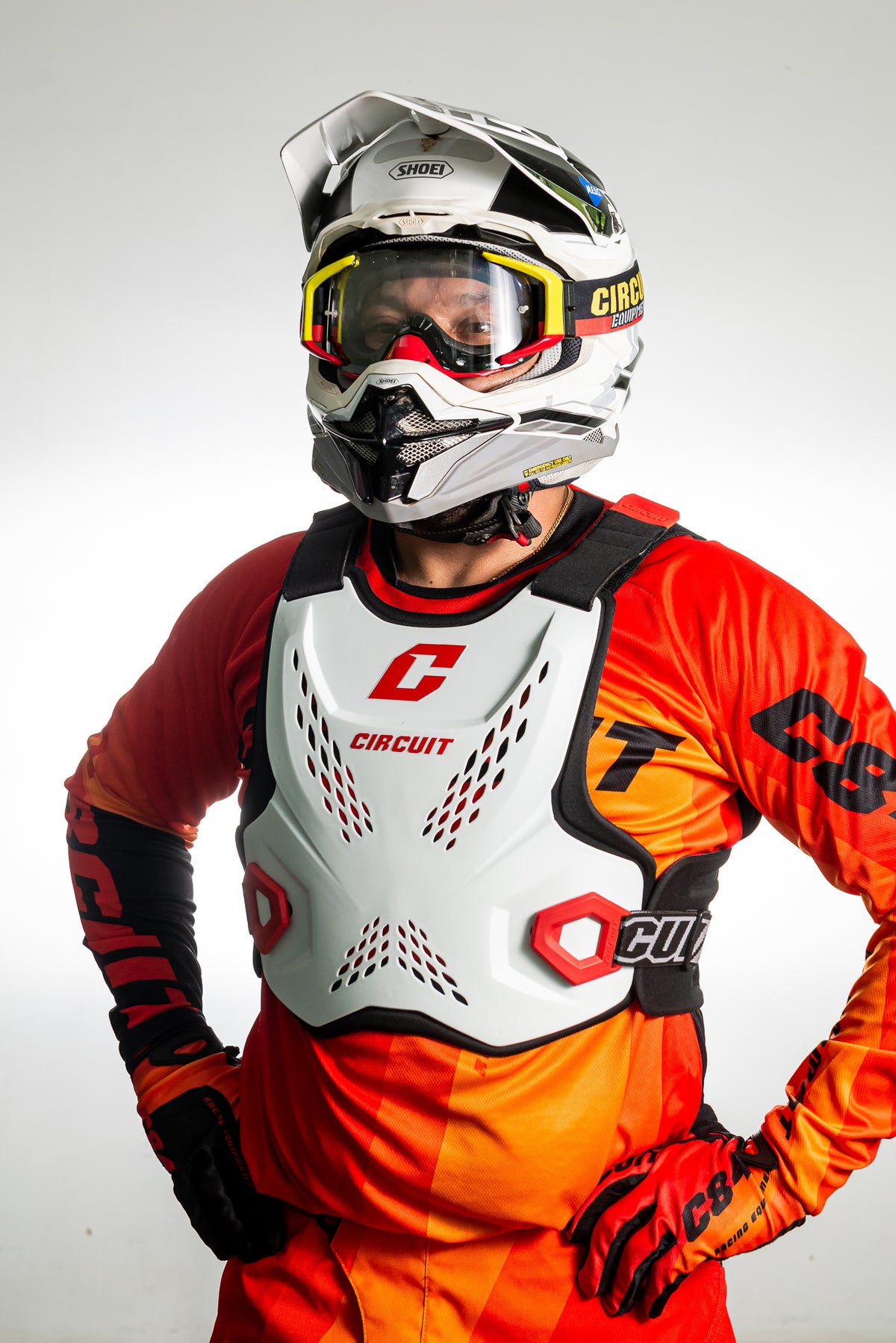 Piloto vestindo o Colete Circuit Equipment C84 Defender Off-road