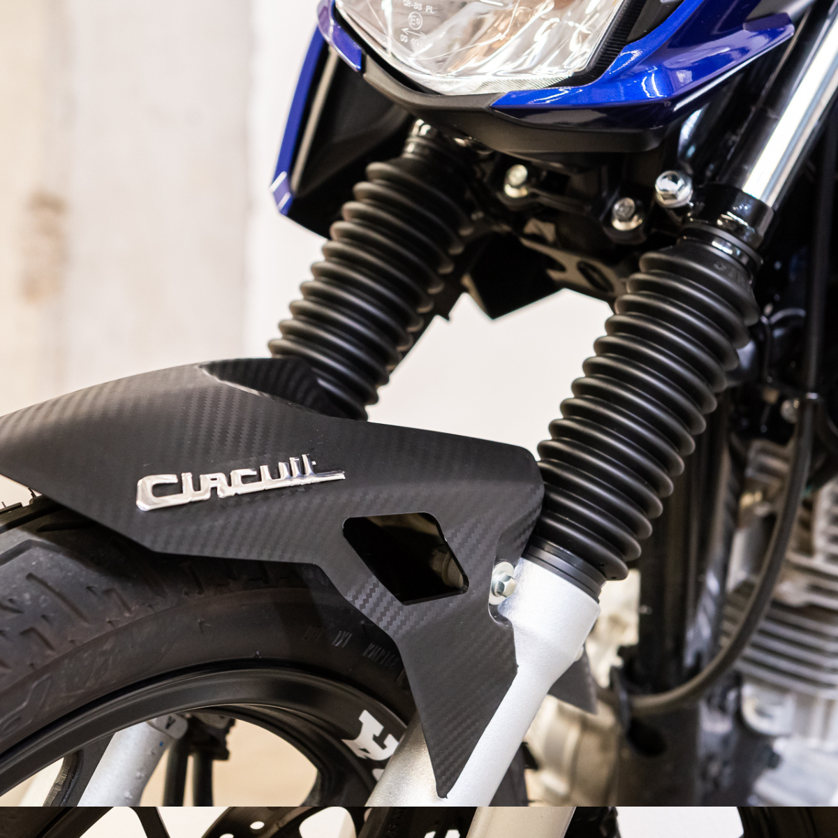 GUARDABARROS DELANTERO TRACKER CARBON