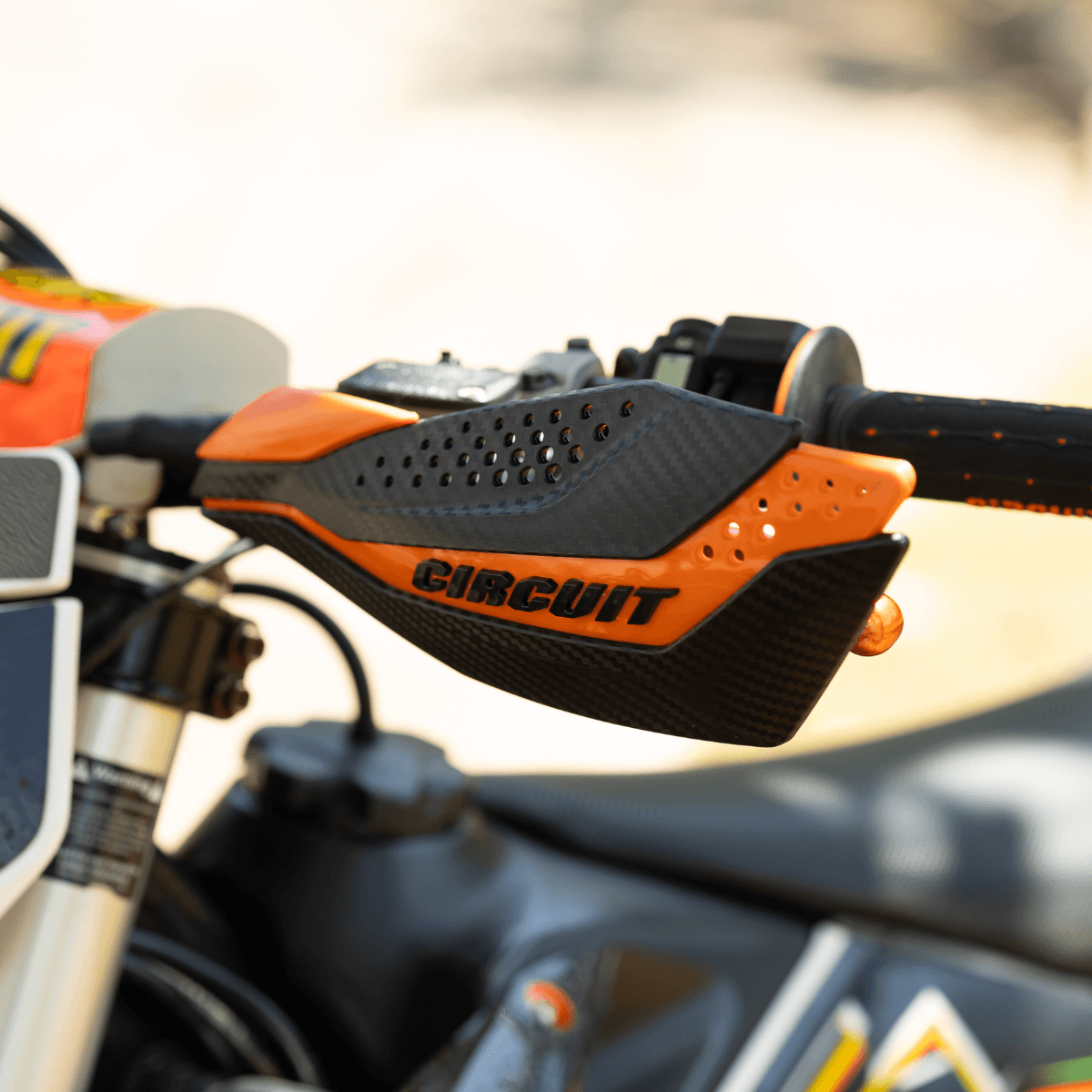 Protetor de Mão Dakar instalado na motocicleta 
