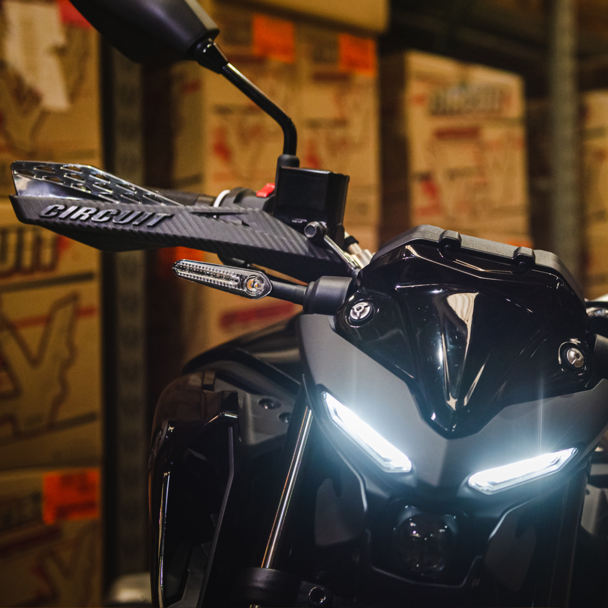 Protetor de mão fenix instalado na motocicleta MT